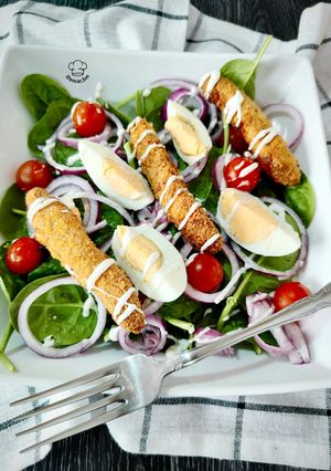 Una foto de Ensalada de espinacas con cherry, pollo y huevo