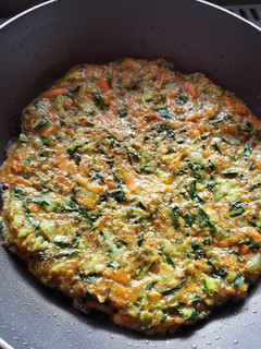 Una foto de Tortilla de zanahoria, zapallo y acelga