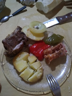 Una foto de Asado a la parrilla de pecho y colita especiadas