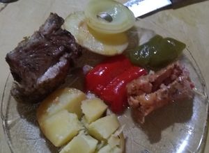 Una foto de Asado a la parrilla de pecho y colita especiadas