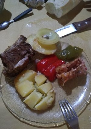 Una foto de Asado a la parrilla de pecho y colita especiadas