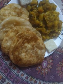 লুচি আর আলুর তরকারি (luchi alur torkari mishti recipe in bengali) রেসিপির প্রধান ছবি