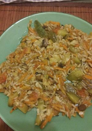 Una foto de Chop suey de verduras y arroz yamaní 100% vegan
