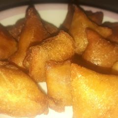 A picture of Mini bread paneer samosa.