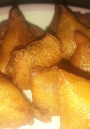 A picture of Mini bread paneer samosa.