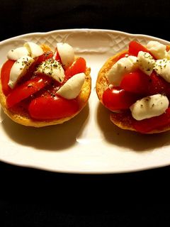 Foto di Friselle con datterini e mozzarella