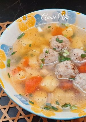 Hình của món Canh khoai tây cà rốt nấu thịt viên.