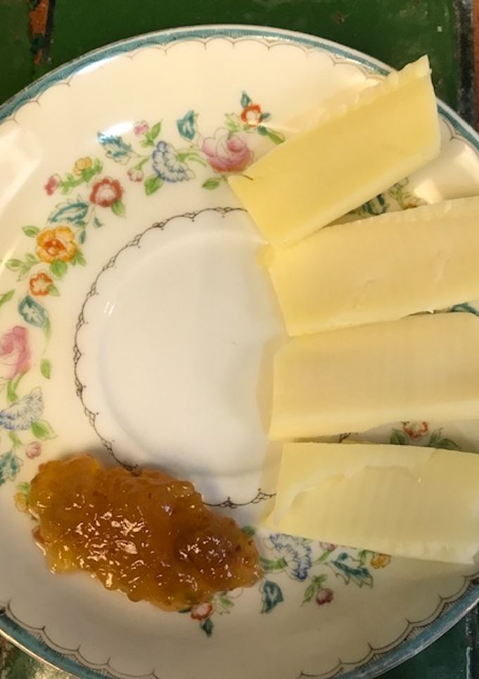 Una foto de Queso 🧀 con mermelada de higo