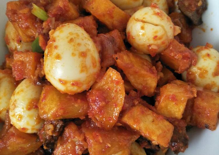Bagaimana Membuat Balado kentang telor puyuh yang Enak Banget