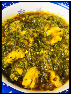 A picture of Spinach & chicken gravy (Palak chicken).