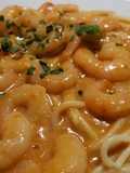 Spaghettis con salsa rosa y gambas