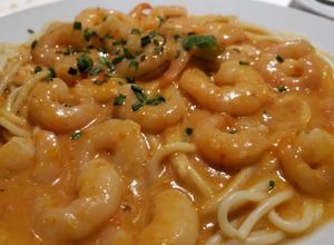 Una foto de Spaghettis con salsa rosa y gambas