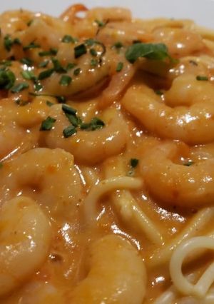 Una foto de Spaghettis con salsa rosa y gambas