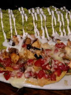Una foto de Nachos de pollo con tortilla