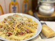 Una foto de pasta bacon huevo