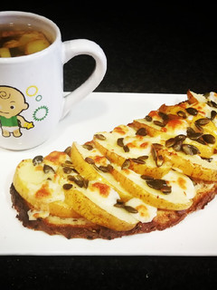 Una foto de The Rustik Bakery con manzana laminada y queso de cabra 🍏🐐