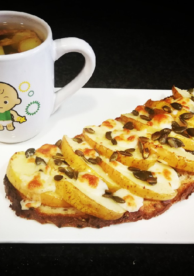 Una foto de The Rustik Bakery con manzana laminada y queso de cabra 🍏🐐