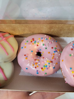 Una foto de Mini donitas sin gluten decoradas para regalar