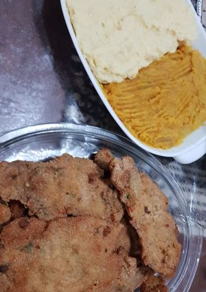 Una foto de Milanesa de carne con puré mixto