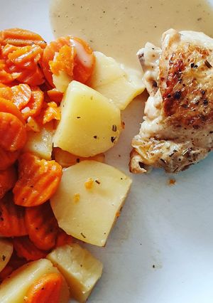 Une photo de Poulet aux carottes et pommes de terre
