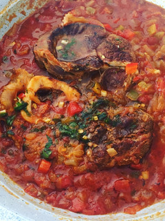Una foto de Ossobuco con salsa de tomate