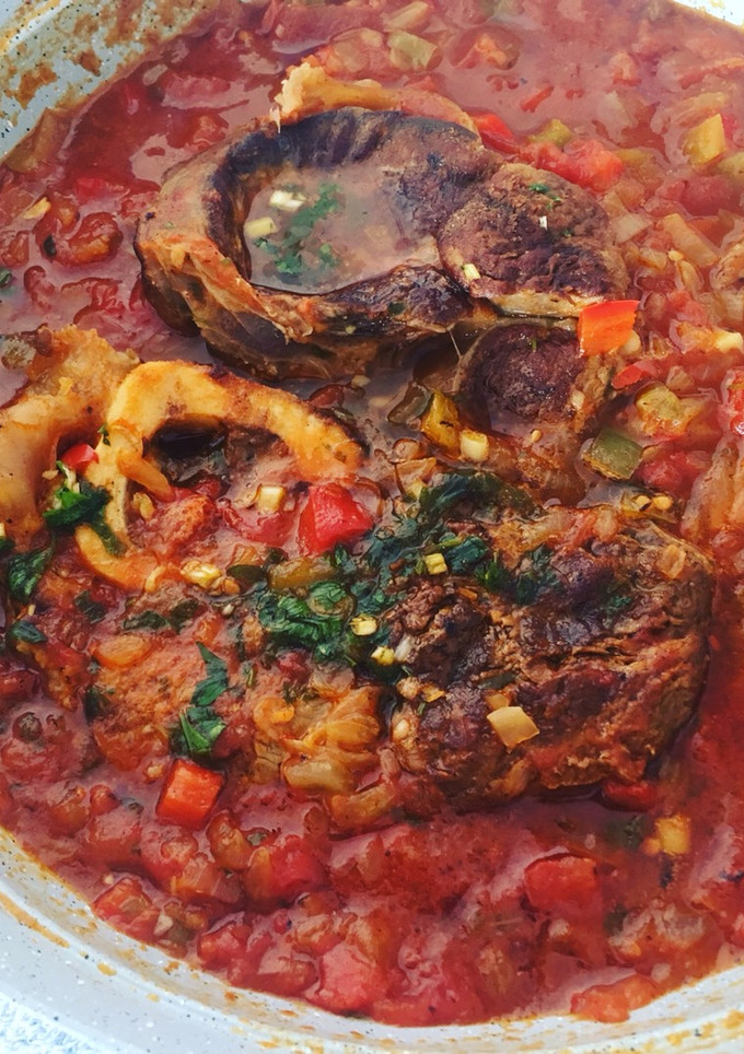 Una foto de Ossobuco con salsa de tomate