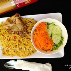 A picture of Spaghetti jallop with boil chicken.