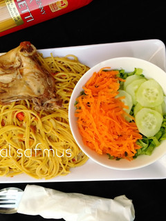 A picture of Spaghetti jallop with boil chicken.
