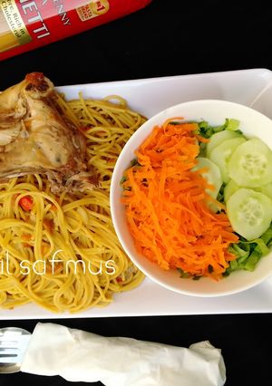 A picture of Spaghetti jallop with boil chicken.