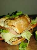 Tortas de jamón calientes rellenas de queso asadero