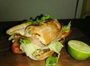 Una foto de Tortas de jamón calientes rellenas de queso asadero