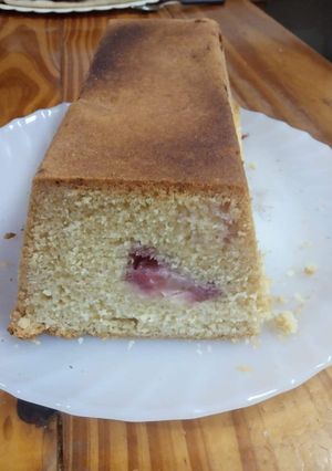 Una foto de Budín con frutilla