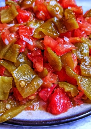 صورة لوصفة سلطة الفلفل المشوي صيفية بامتياز 😋🥗🍅