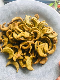 चंद्रकोर पाणीपुरी रवा शंकरपाळी (rava shankarpali recipe in marathi) रेसिपी चे मुख्य फोटो 