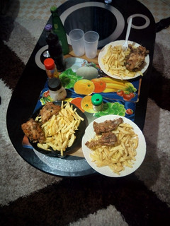 A picture of Chips served with chicken.