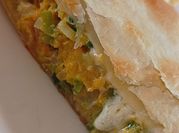 Una foto de tarta de puerros y muzzarella