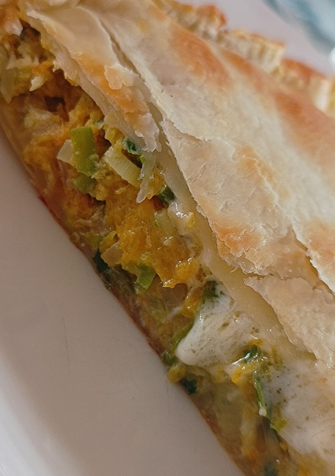 Una foto de Tarta de zapallo anco, cebollas y puerro