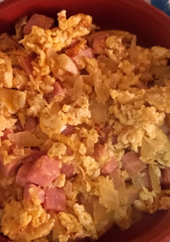 Una foto de Revuelto de cebolla y jamón de pavo