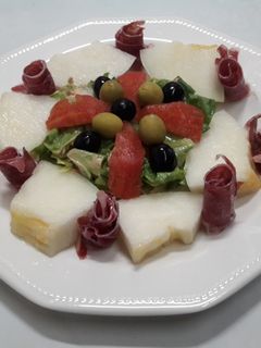 Una foto de Ensalada con jamón y melón
