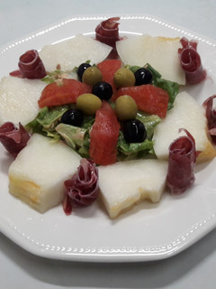 Una foto de Ensalada con jamón y melón