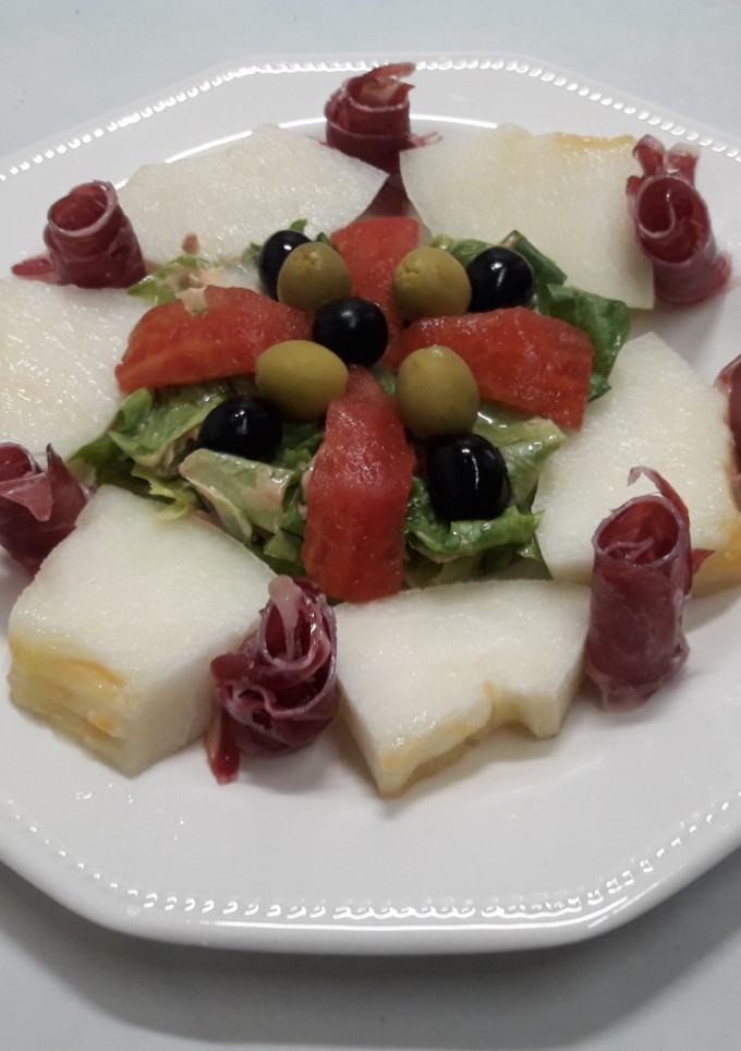 Una foto de Ensalada con jamón y melón