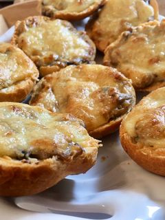 Gombás-sajtkrémes melegszendvics recept fotója