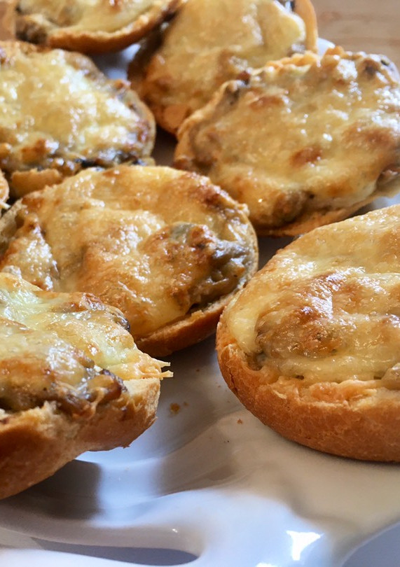 Gombás-sajtkrémes melegszendvics recept fotója