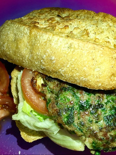 Una foto de Hamburguesa casera de ternera, espinacas y queso de Cabra