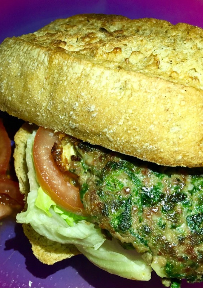 Una foto de Hamburguesa casera de ternera, espinacas y queso de Cabra