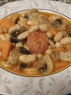 Una foto de Alubias blancas con calabaza, champiñón, pollo y chorizo