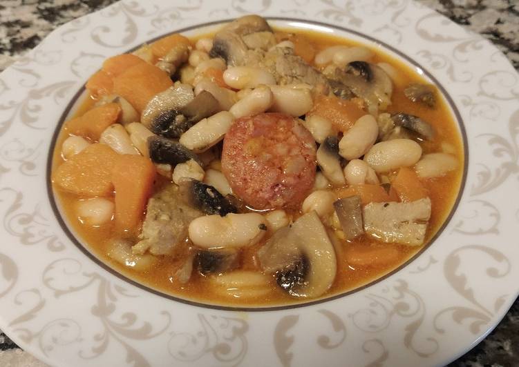 Alubias blancas con calabaza, champiñón, pollo y chorizo