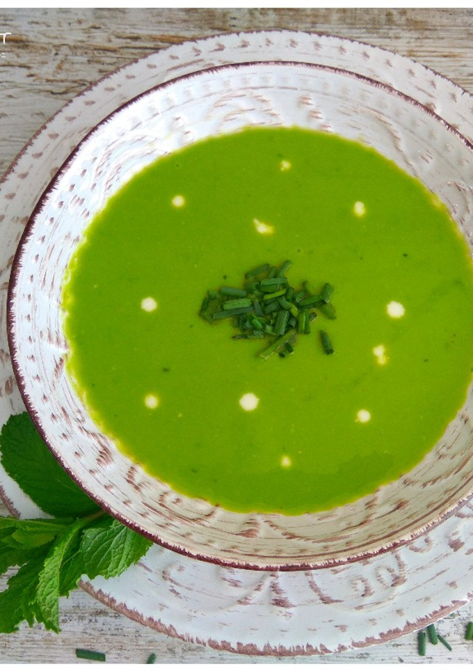 Una foto de Crema fría de guisantes con menta