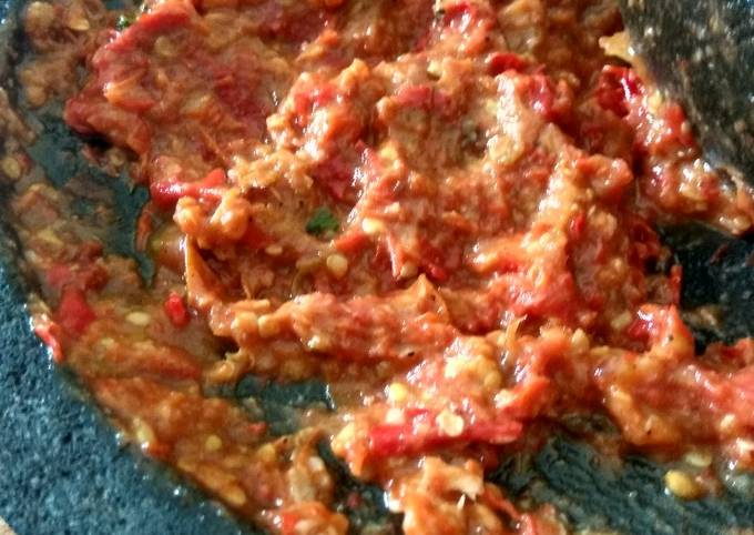 Yuk intip, Resep bikin Sambal Pecel Lele (berbahaya bagi yg lg diet) dijamin istimewa