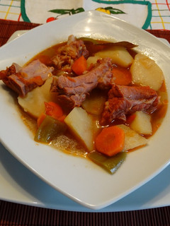 Una foto de Patatas con costillas adobadas